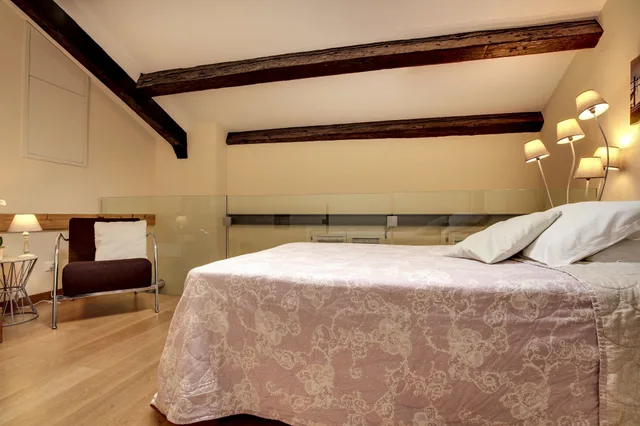 دوبلكس بسرير كوين بغرفتي نوم مع أريكة، Arsenale Loft 3/10