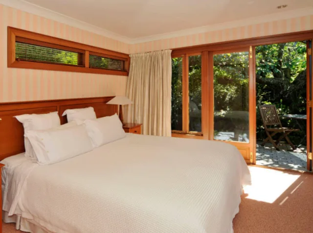 Suite, King Bed, LAKE TAUPO LODGE 1/2