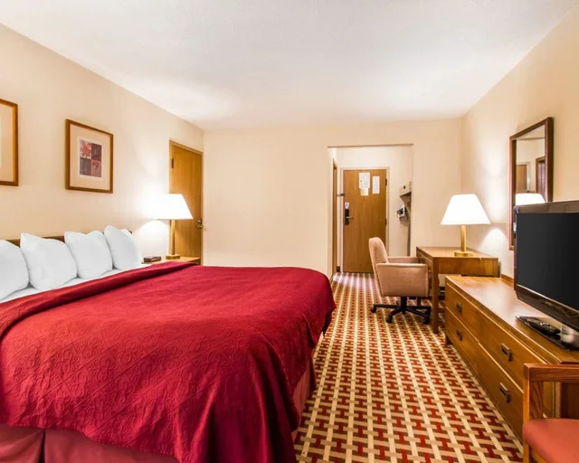 غرفة قياسية بسرير كينج، Quality Inn Suites Marion 2/9
