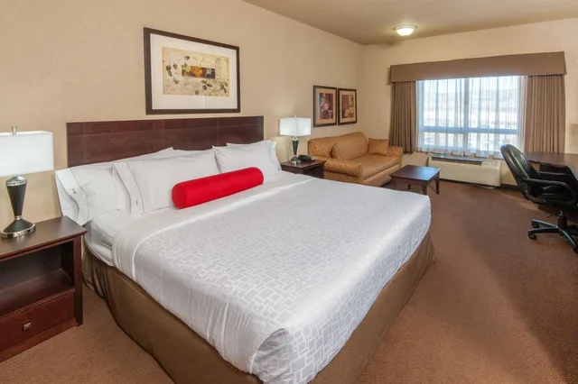 جناح عائلي بسرير كينج وسريرين منفصلين، Ramada By Wyndham Drumheller Hotel & Suites 11/18