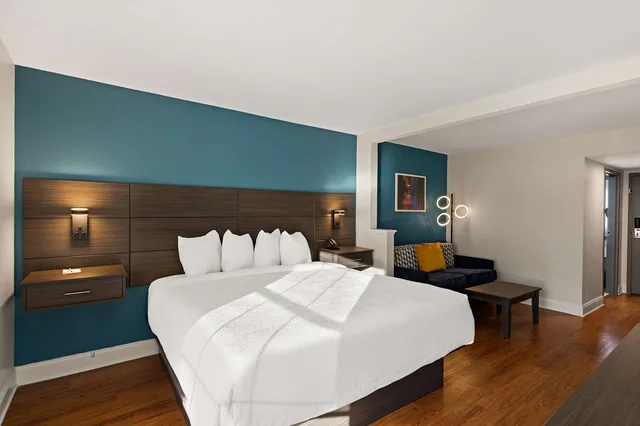 جناح جونيور بسرير كينج مع أريكة، Best Western Shackleford 1/3