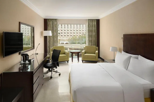 غرفة بسرير كينج لذوي الإعاقة، فندق كراون بلازا جدة(Crowne Plaza Jeddah) 1/2
