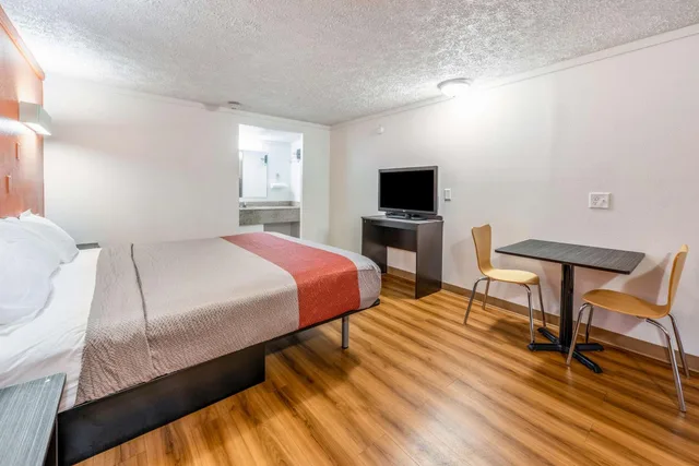 Room, King Bed, Smoking, Motel6 Mansfield, OH 3/9