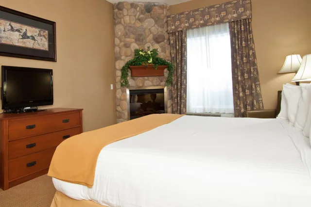 غرفة ديلوكس بسرير كينج لذوي الإعاقة، Days Inn & Suites By Wyndham Strathmore 1/3