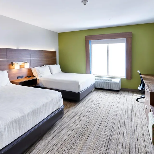 غرفة بسريرين كوين مع أريكة، Holiday Inn Express Suites Dieppe Airport 2/3