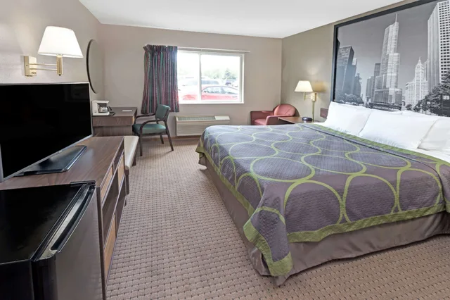 غرفة قياسية بسرير كينج لذوي الإعاقة، Super 8 by Wyndham Chicago O'Hare Airport 1/4