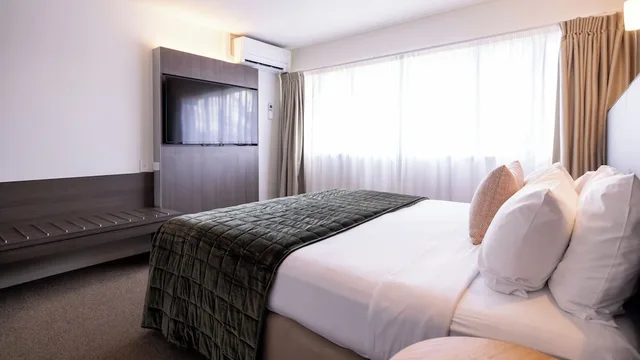 One Bedroom King Suite with Lounge، Rose Park Hotel Auckland 7/10