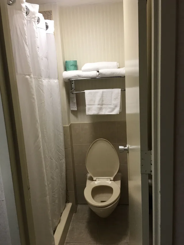 غرفة قياسية بسريرين كوين، Ramada By Wyndham Rockville Centre 3/3