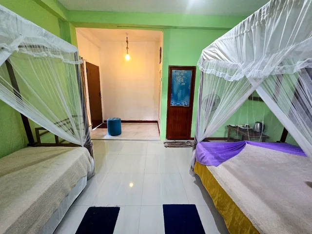 Comfort, 1 Double and 1 Single Bed, Silver Dome 4/10