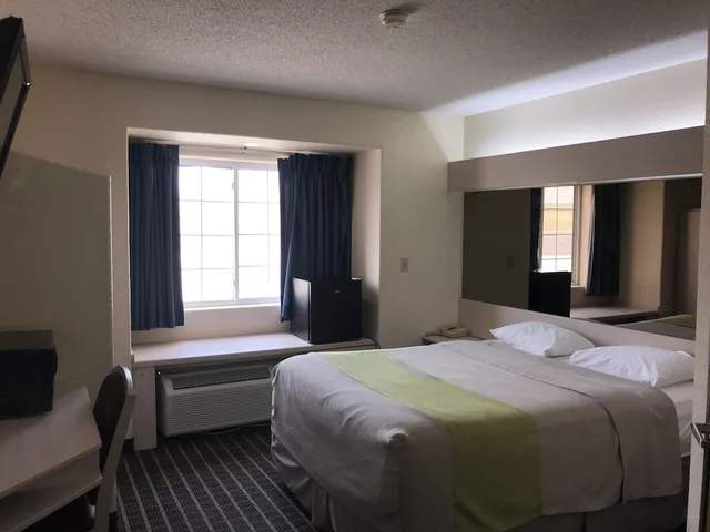 Deluxe, Single, King Bed, Travelodge by Wyndham Chadron 1/8