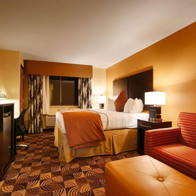 جناح بسرير كينج مع أريكة بجاكوزي، Best Western Plus Whitewater Inn 1/6