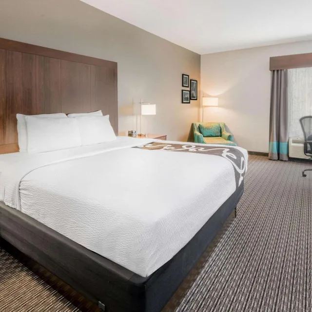غرفة بسرير كينج بحوض استحمام لذوي الإعاقة، La Quinta Inn & Suites by Wyndham Fort Worth Arlington West 1/5