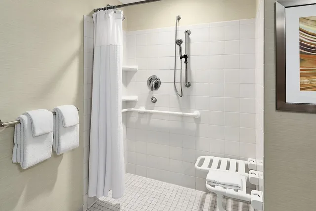 غرفة بسرير كينج مع أريكة لذوي الإعاقة، Courtyard By Marriott Shreveport Bossier Louisiana Boardwalk 5/6