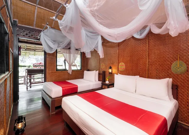 غرفة ثلاثية بسرير كوين وسرير فردي، River Kwai Jungle Rafts 1/4