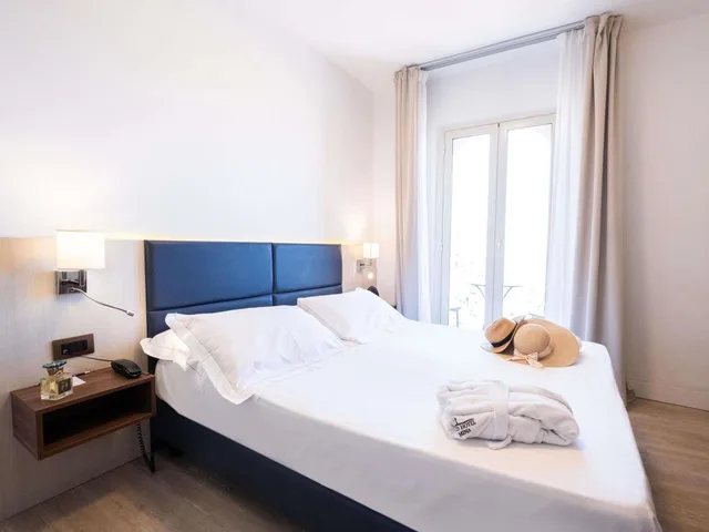 Classic, Queen Bed, Lateral Side Sea View، Splendid Hotel Taormina 3/8