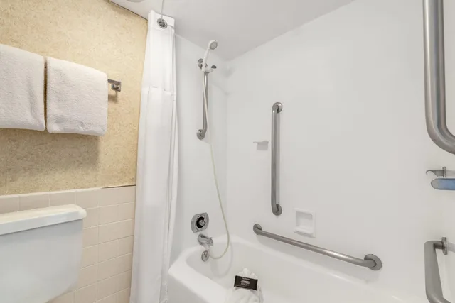 Room, King Bed, Accessible, Ramada by Wyndham State College Hotel & Conference Center 4/4
