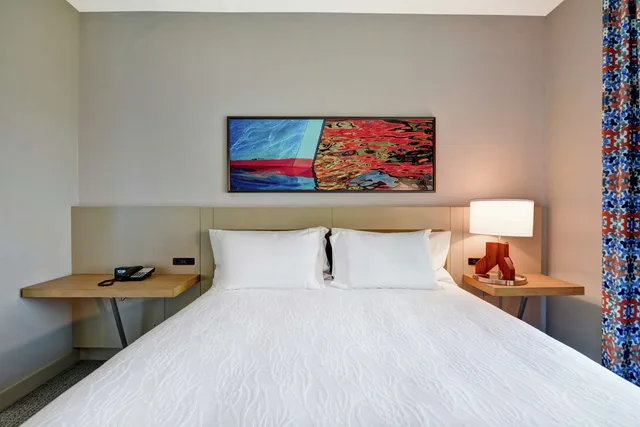 غرفة بسرير كينج بإطلالة على البحر، Hilton Garden Inn Biloxi 3/4