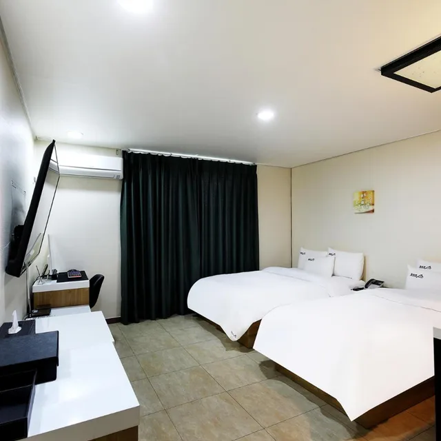 غرفة ديلوكس بسريرين منفصلين، White Tourist Hotel 4/10