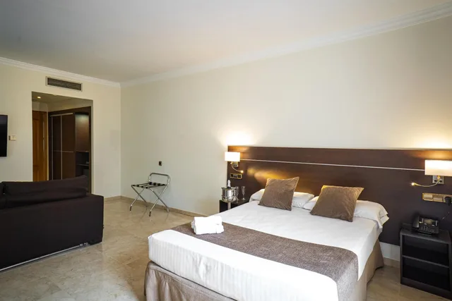 جناح جونيور بشرفة، Hotel Mainake Sl 5/9
