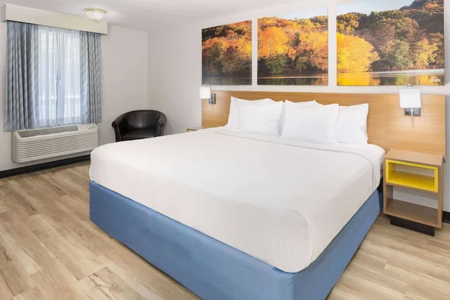 غرفة قياسية بسرير كينج، Days Inn by Wyndham Spartanburg Waccamaw 2/8