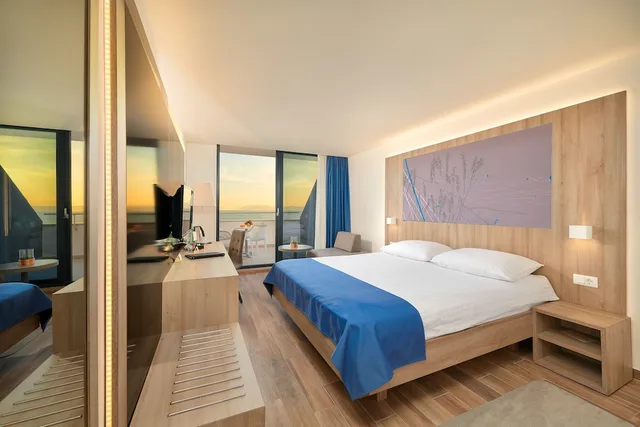 غرفة كومفورت بسرير كوين بإطلالة على البحر بشرفة، Medora Auri Family Beach Hotel 1/3