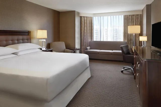 غرفة كلوب بسرير كينج مع أريكة، Sheraton Parkway Toronto North Hotel Suites 2/5