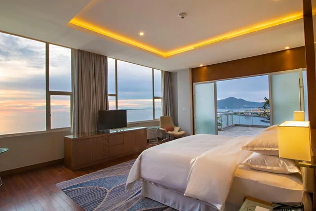 جناح رئاسي بسرير كينج، FOUR POINTS BY SHERATON MANADO 1/9