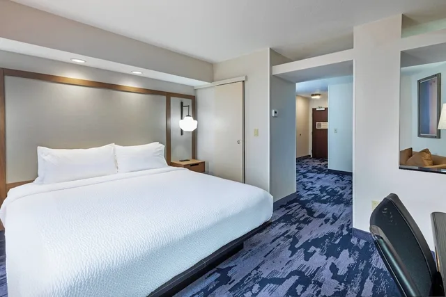 جناح بسرير كينج بغرفة نوم واحدة مع أريكة، Fairfield Inn And Suites Tulsa Downtown 1/2