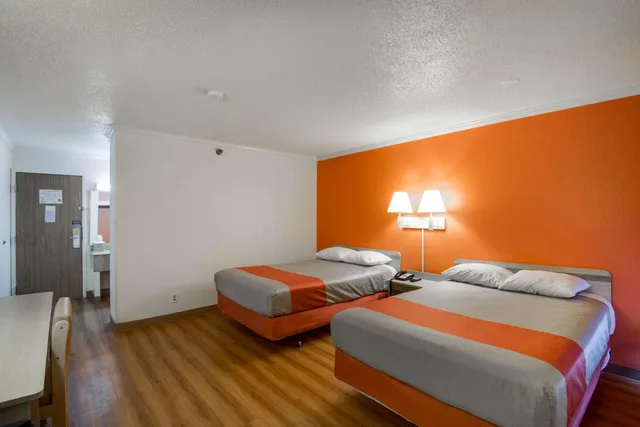 2 Full Beds - Smoking، Motel6 Waukegan, IL 1/2
