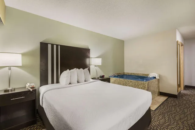 غرفة بسرير كوين بحوض جاكوزي، Best Western Indian Oak 4/4