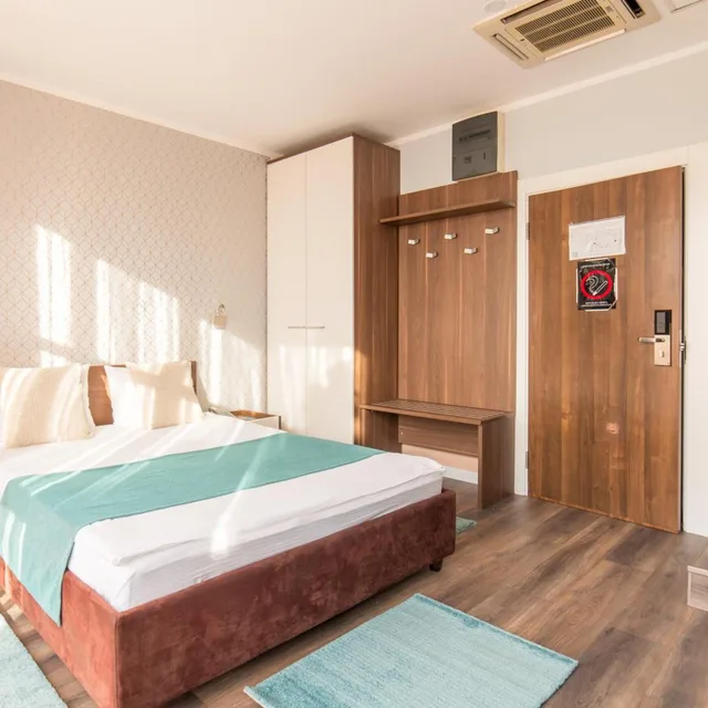 غرفة بسرير كينج بشرفة، Balkan Garni Hotel 6/10