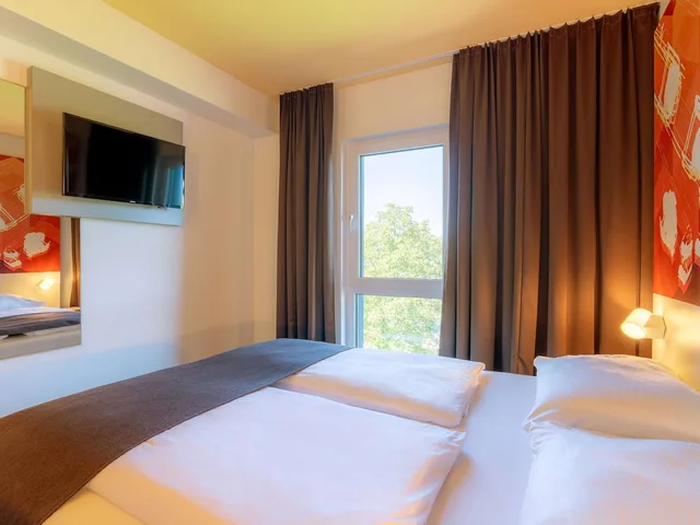غرفة بسرير كوين، B&B Hotel Stuttgart-Bad Cannstatt 1/6