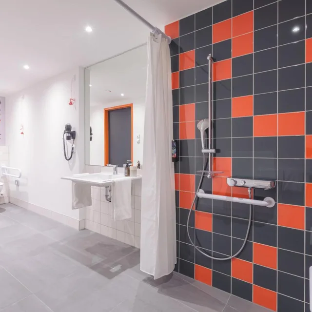 غرفة قياسية بسرير كينج وسرير كوين لذوي الإعاقة، Holiday Inn - the niu, Amity Potsdam by IHG 6/7