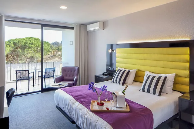 غرفة قياسية بسرير كينج بشرفة، Melia Begur Aigua Blava 3/4