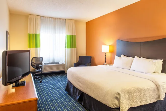 Room, King Bed, Bathtub, Accessible, Fairfield Inn and Suites Billings 2/10