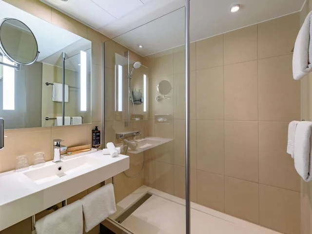 غرفة بريفيليج بسرير كينج مع أريكة، Mercure Hotel Hannover City 3/4