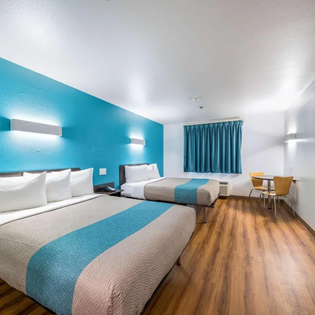 غرفة بسريرين كينج لغير المدخنين بمطبخ، Motel6 Decatur, TX 3/10