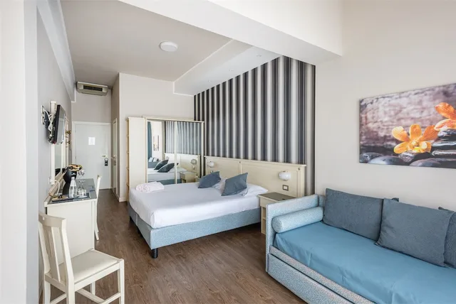 Comfort, Quadruple, Twin Beds, Lake View, 2 Sofa, HOTEL SPLENDID PALACE 2/4