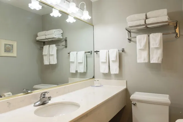 جناح بسرير كينج وسريرين كوين بغرفة نوم واحدة، Travelodge By Wyndham Monterey Bay 10/10