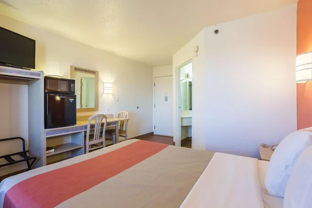 غرفة بسرير كينج، Motel6 Dale, IN 5/10