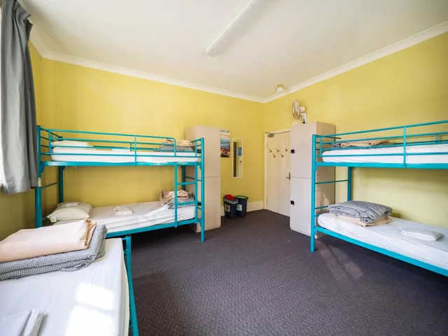 سكن مشترك بخمسة أسرّة للرجال، YHA Newcastle Beach 1/1