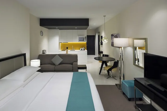 جناح بسرير كينج بغرفة نوم واحدة بمطبخ للمدخنين، ستايبريدج سويتس الخبر(Staybridge Suites Al Khobar) 3/10