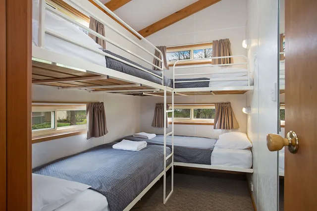 كابينة سوبيريور عائلية بسرير كوين وأسرّة بطابقين بغرفتي نوم، LAKE HAMILTON MOTOR VILLAGE AND CARAVAN PARK 2/10