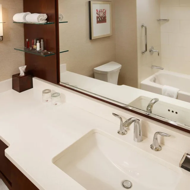 Room, Queen Bed, Concierge Level, Accessible، Milwaukee Marriott Downtown 4/4