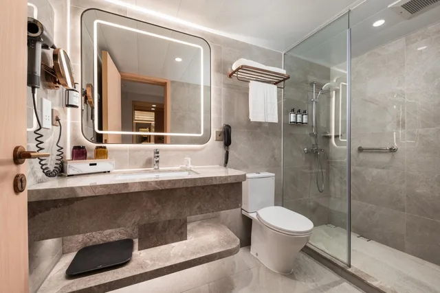 Newly Renovated Non-Smoking City View Family Room with Two Queen Bed، The Kimberley Hotel Hong Kong 5/7