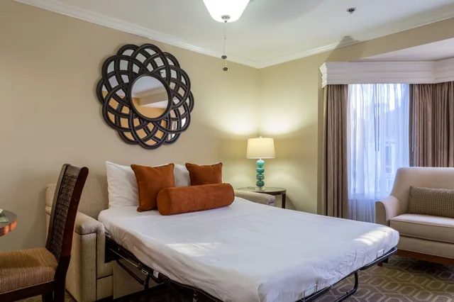 شقة سكنية بسرير كوين بغرفة نوم واحدة مع أريكة بمطبخ صغير، Coronado Beach Resort 3/10