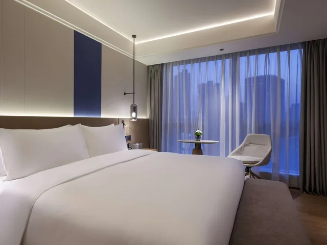 غرفة سوبيريور بسرير كينج بإطلالة على الحديقة، Novotel Shanghai JingAn 1/9