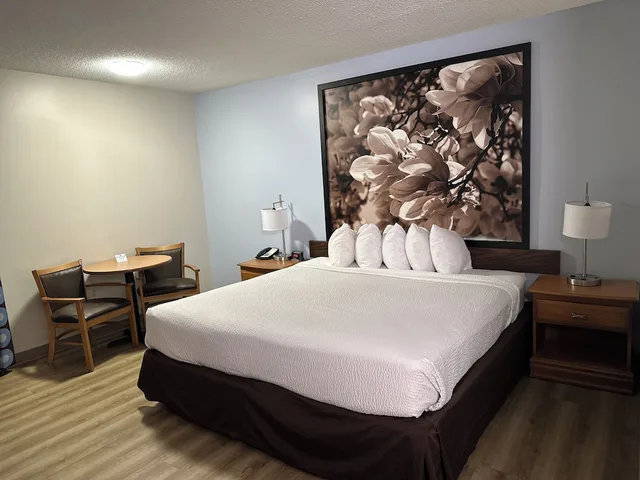 غرفة بسرير كينج لذوي الإعاقة، Super 8 By Wyndham Valdosta Conf Center Area 2/6