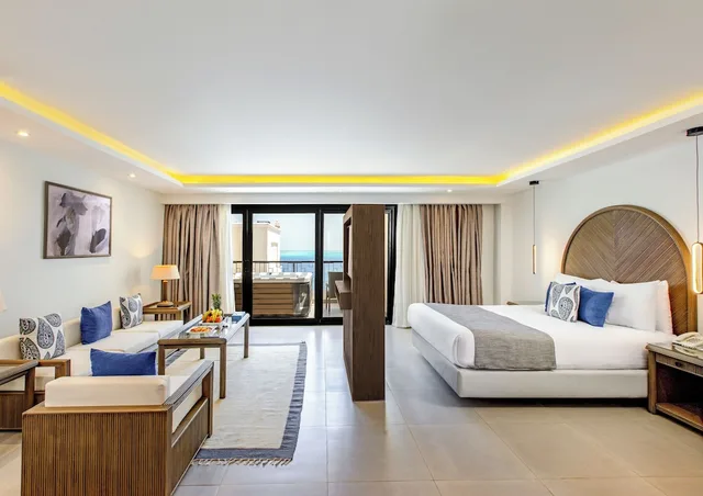 جناح بريميوم بسرير كوين وسرير فردي بجاكوزي، Sunrise Holidays Resort- Adults Only (Plus 16) 2/5