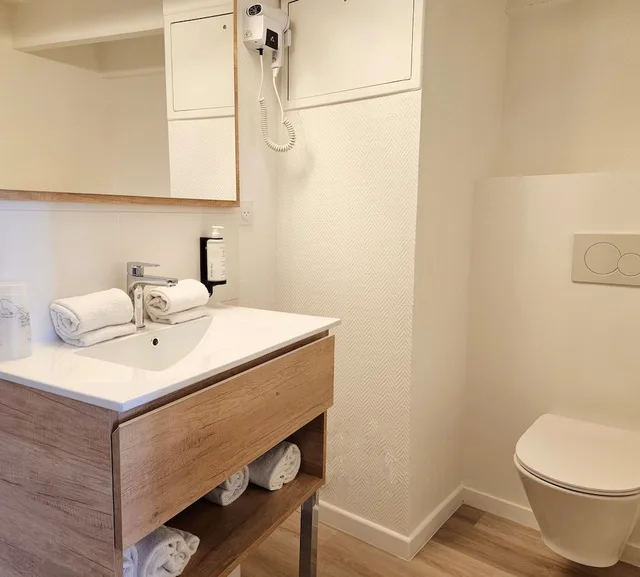 Room, Triple, 1 Queen and 1 Single Bed, Hotel Du Port 2/2